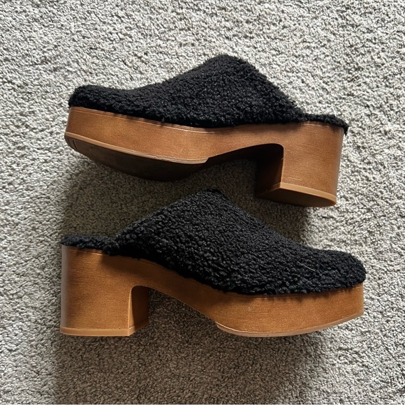 Vince Camuto Rimindel Size 7.5 Faux Sherpa Mules Shoes Chunky Block Heel Clogs - Picture 1 of 6
